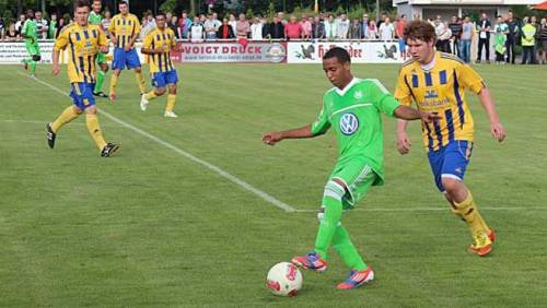 vinotintosoy:   Yohandry Orozco, delantero venezolano que tiene ficha con el Wolfsburgo, anotó en cuatro ocasiones en un encuentro amistoso que su equipo se llevó 16 goles a 0 contra el Helmstedt. El delantero criollo entró al tereno de juego en