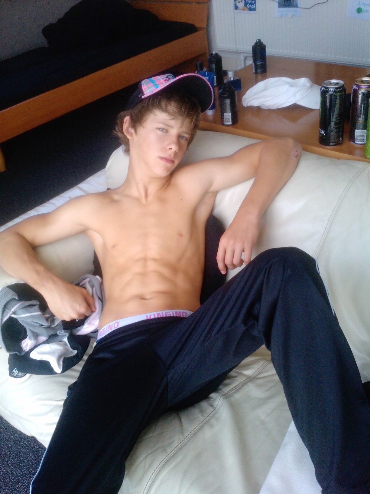masterno1:  elijahwt:   For more SexyBoys!!  yes cool - but now undress - knell on