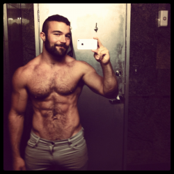 rafi-dangelo:  Muscle-bears with iPhones