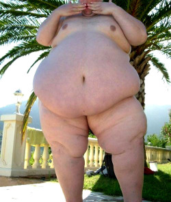 gordo4gordo4superchub:  superchubby:  Gorgeous fat in the garden  Mmmmmmm yummy