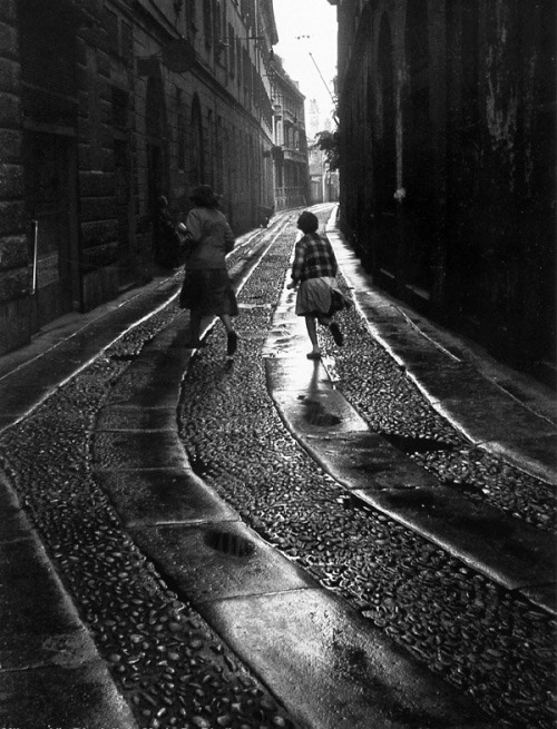 luzfosca:  Mario De Biasi Via Disciplini, Milano, 1950s 