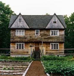 betweenthewoodsandthewater:  Wooden house