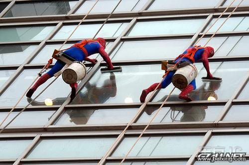 The window washers at a children’s hospital in London dress up as super heroes to lift the children’