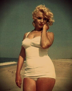 To my wife Jewelsz &lt;3  ‎This is for all the girls out there who feel like they need to be skinny to be perfect . Do you know who thispicture is of? That’s MarilynMonroe. They’ve considered herthe most beautiful woman in theworld. She’s gorgeous,