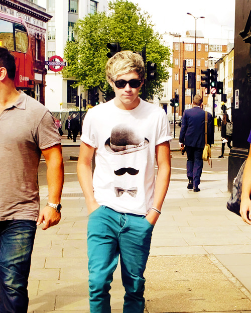 c-urls:  niallerishungry:  whyonedirection:  My mind is telling me that he does this