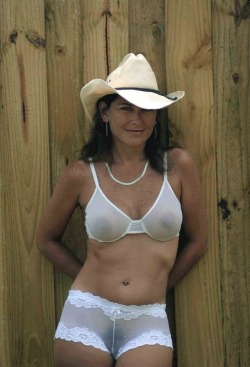 iroanlo: …..sexywear…. supercougar:  Super Cougar !!! Have some cougar pics ? Submit here ! Vous avez des photos de cougars ? Envoyez, je publie !  