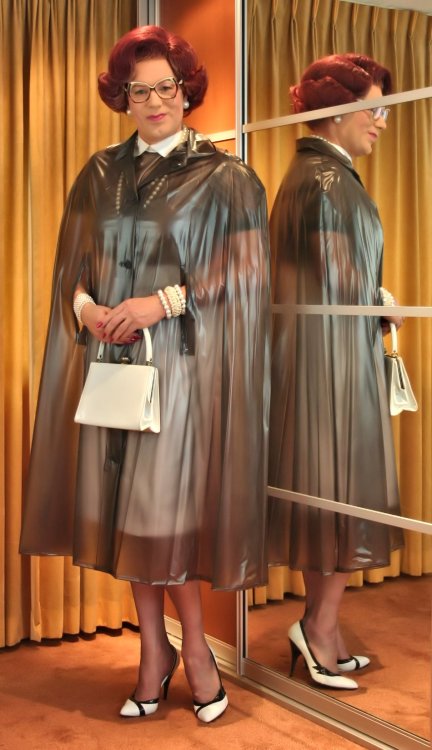 Very soft and smooth smokey grey transparant PVC rain cape, with a lovely flowinf drape over it&hell