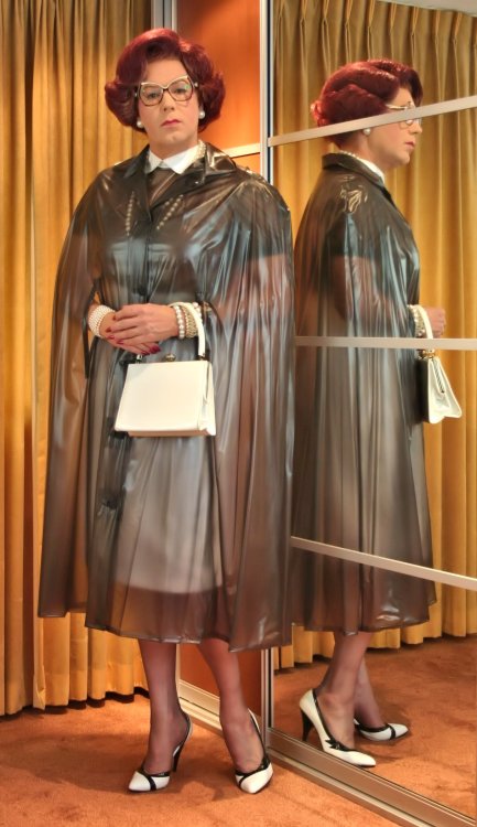 Very soft and smooth smokey grey transparant PVC rain cape, with a lovely flowinf drape over it&hell