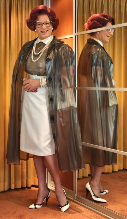 Very soft and smooth smokey grey transparant PVC rain cape, with a lovely flowinf drape over it&hell