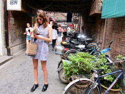 parisians-in-polkadots:         palmist:alexa chung     