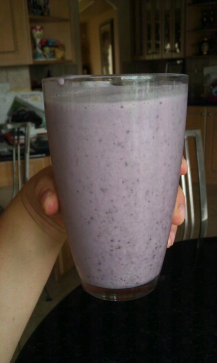 slim-and-svelte:  OMG it tastes like a milkshake!!!Berry Vanilla Protein Smoothie Shake: ½-&f