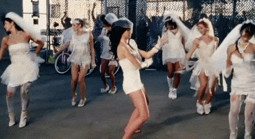 whats-you-name:  eyeslikeamoon:  te paseo con ritmo.  gif culiao me encanta! ♥