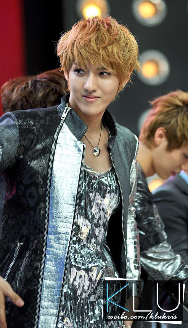 kris (Wu Yi Fan) smile @ SWOWK school tour! – KAEGOODMMCR'S BLOG