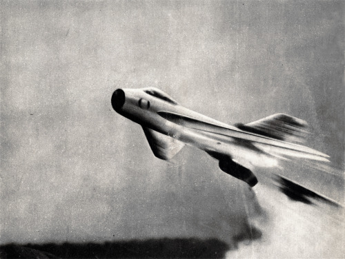 scanzen:  MiG-19 takeoff aided by experimental rocket powered ground catapult. In: Repülé