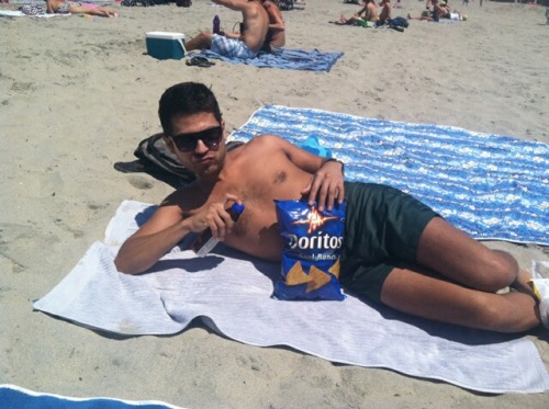 joro3:  I went to the beach with Tyler’s boyfriend today … escandalo. 