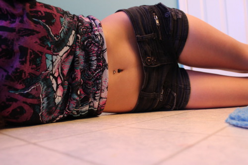 deadlyt33nager:  s3-x:  this is my stomach, hay  my tummy o:< 