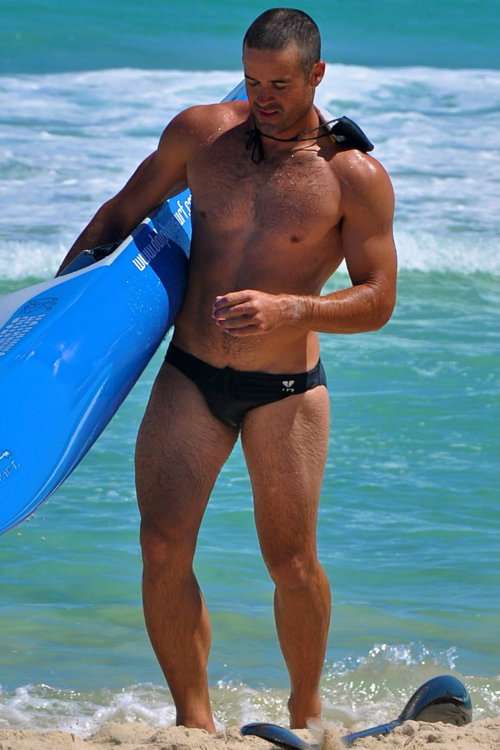 briefsgalore:  Every day new hot guys showing off their body in briefs or speedos!