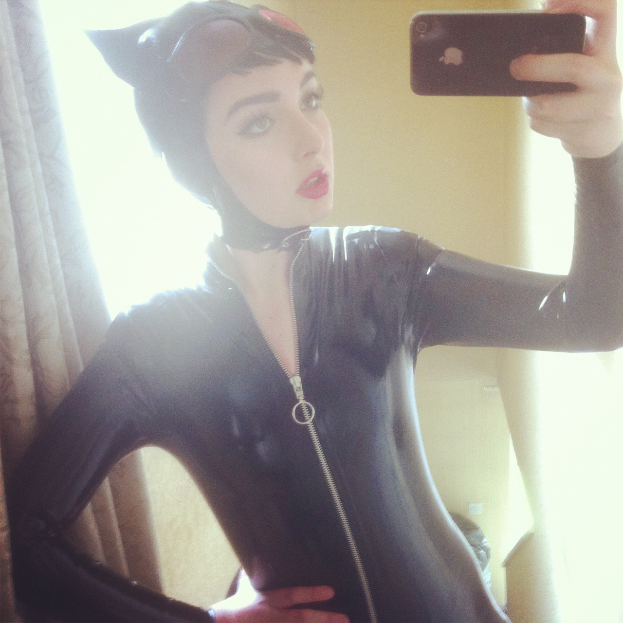 beautyinfilth:  Finally finished my catwoman costume. It’s the Adam Hughes version