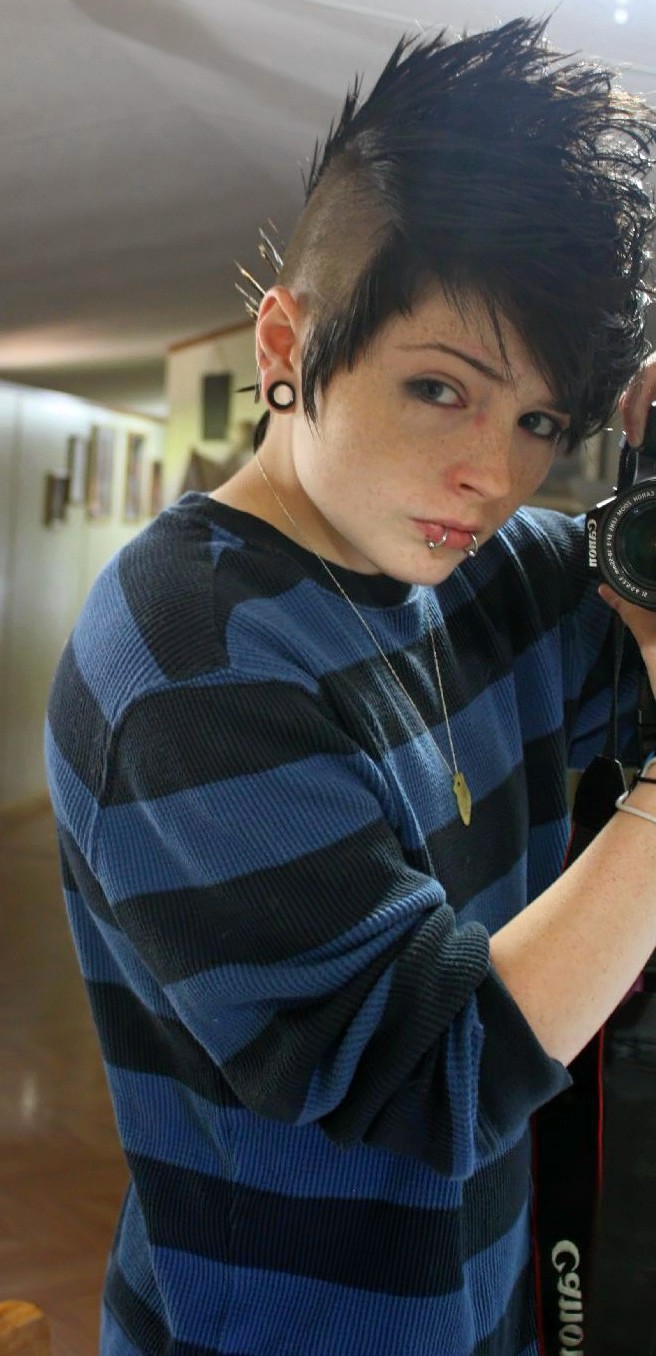 miserytainted:  Finally got around to taking a picture of the haircut my baby sister
