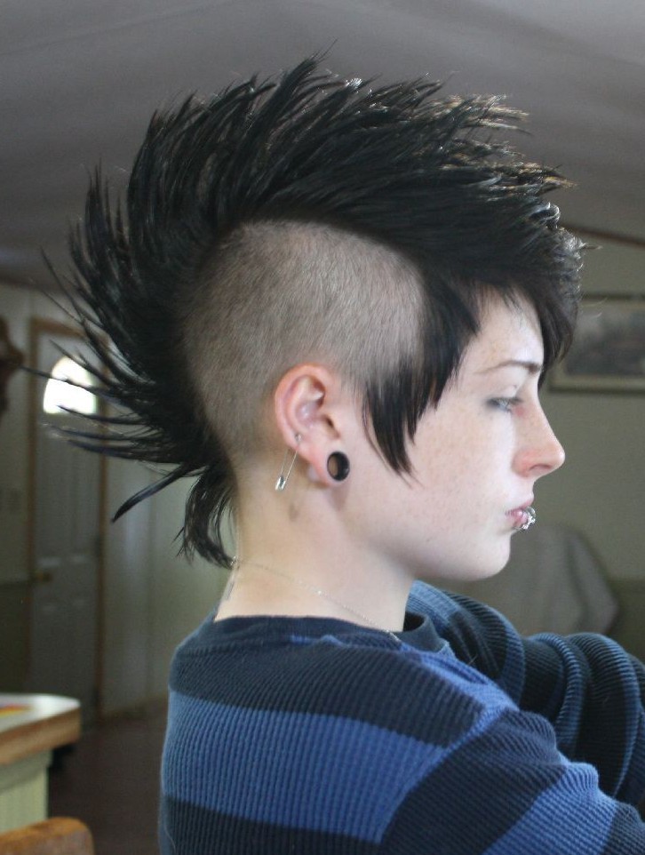 miserytainted:  Finally got around to taking a picture of the haircut my baby sister