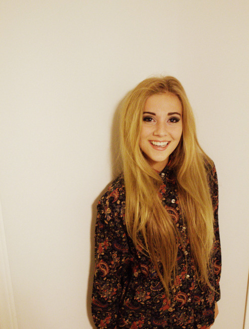 shayconbacon:  I LOOOOVE that shirt! my cousin is amazingly beautiful nbd. 