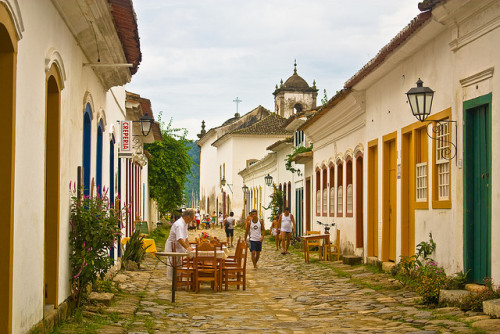 Small dining place on the streets of Paraty, Rio de Janeiro, Brazil (by Duda Arraes).