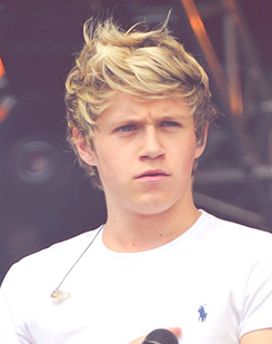 comida-do-nini:  melonnarry-deactivated20150919: x  caralho olhem o cabelo do nialler e do liam, véi socorro, to sem ar 