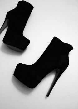 hellohighheels:  Follow http://hellohighheels.tumblr.com for your definitive guide to heels. Reblogged from http://diamondliqueur.tumblr.com. 