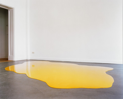 ipocrisia:  Rainer SplittGoldgelb Berlin (Farbguss), 2005; Pigment, PUR; 96 kg (via
