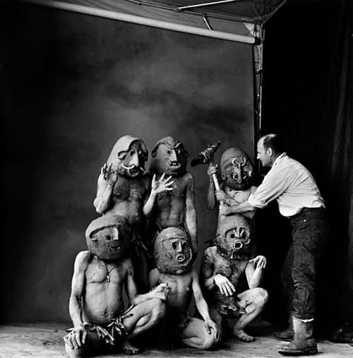 sugarmeows:Irving Penn (American, 1917–2009) photographing a group of Asaro mudmenIn the old days th