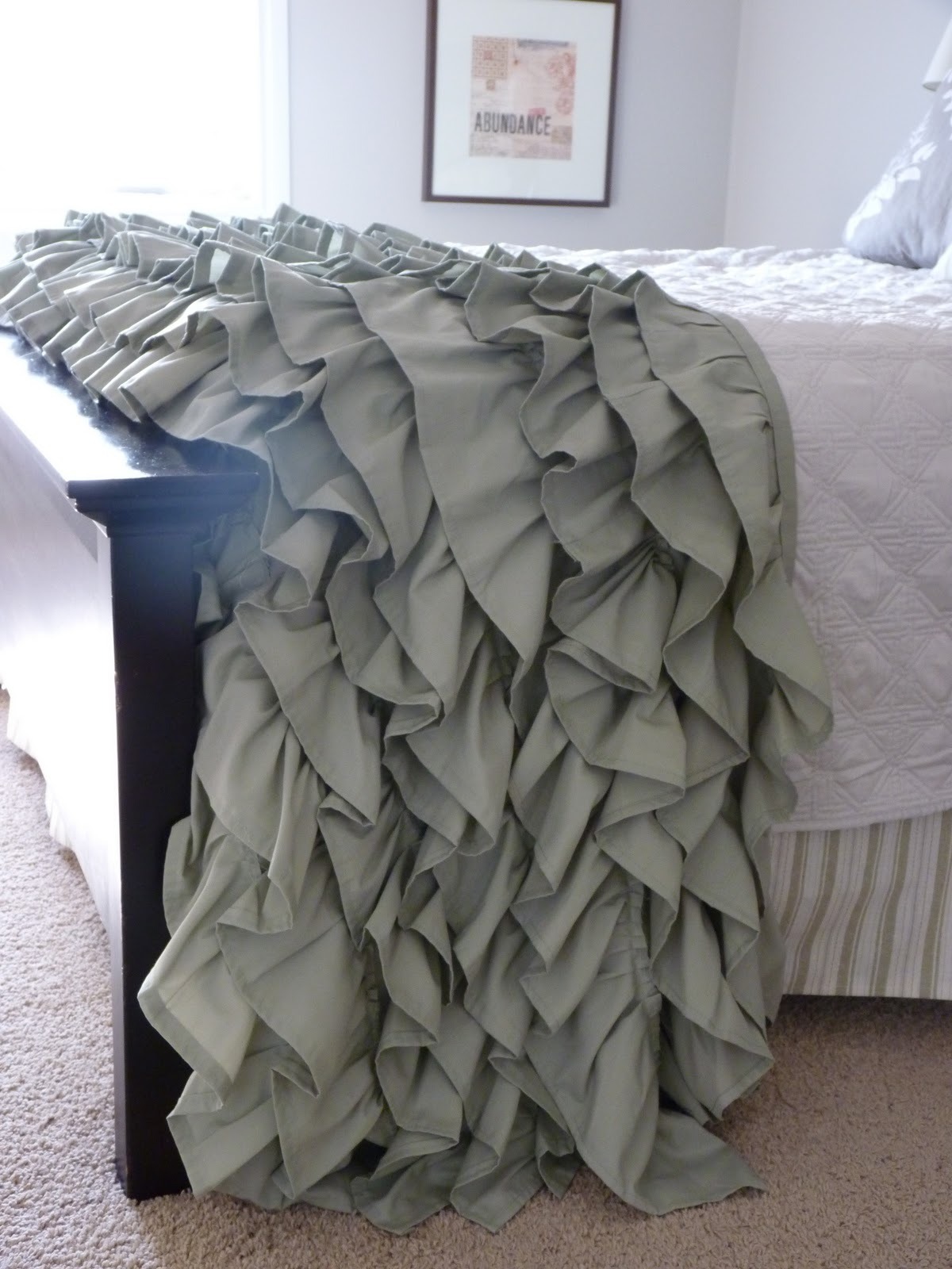 Ruffled Throw | DIY Design
I quite often find DIYs that I have to make ASAP - this is one of them. But not for me - for my mum. This is something she would love. Actually I would like to make it for myself too! It takes a little time to make but the...