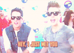 Je-Mappelle-Michelle:  Byebyebye23-Deactivated20121031: Justin Lipsyncing To Call