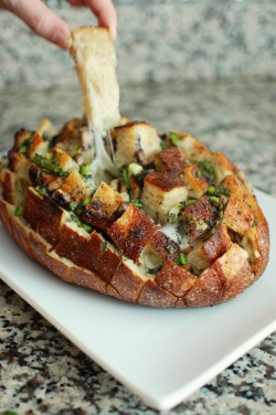 prettygirlfood:  Cheesy Mushroom Pull-Apart Bread (Recipe Here!)  