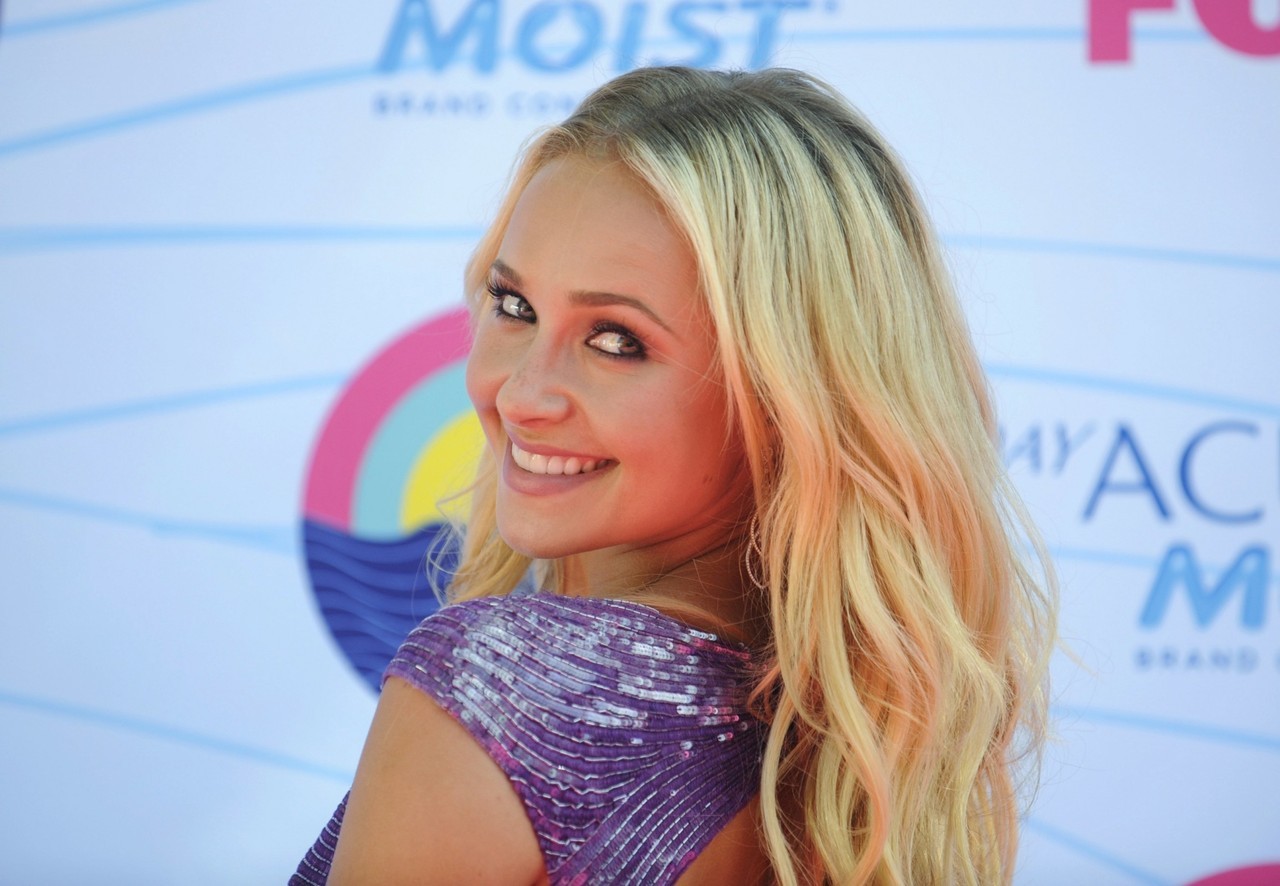 Hayden Panettiere - Teen Choice Awards 2012  Looking all cute, sparkly, &amp;