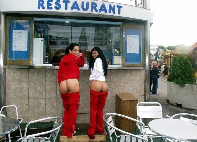 fastfoodflashers:   Two sexy girls flashing their curvy butts at a walk-up restaurant