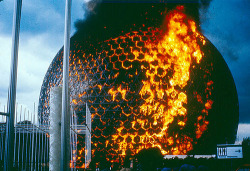 hfml:The American Pavillion designed by Buckminster Fuller at the grounds of Expo 67 in Montreal, damaged by fire in 1976. 