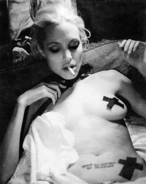 the-tickled-pickle:   30-31/100 pictures of Angelina Jolie  