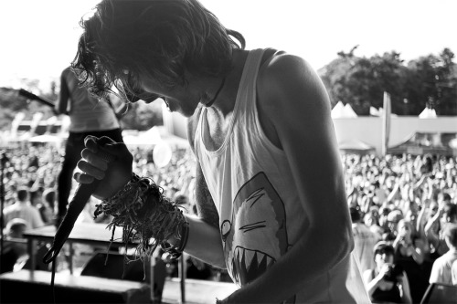 poison-apple-to-my-bite:  falconephoto:  Derek Sanders of Mayday Parade in Uniondale, NY // TOMFALCONEPHOTO.COM // TWITTER.COM/THOMASFALCONE  FUCK I GOT CUT OFF. FUCK THIS SHIT. I SEE THE CORNER OF MY FACE. 