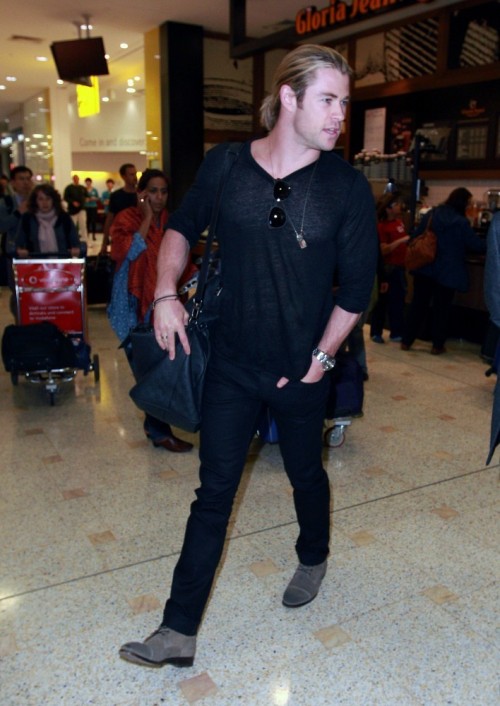 jasonlasers:  bizarre-sugar:  Chris Hemsworth arrives at Sydney International Airport in Sydney Australia on the 24th of July 2012.(July 23, 2012 - Source: Snapper/Bauergriffin)  YOUR FUCKING SHIRT YOU ASSHOLE  