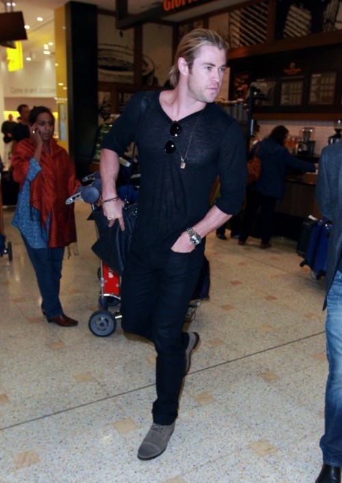 jasonlasers:  bizarre-sugar:  Chris Hemsworth arrives at Sydney International Airport in Sydney Australia on the 24th of July 2012.(July 23, 2012 - Source: Snapper/Bauergriffin)  YOUR FUCKING SHIRT YOU ASSHOLE  