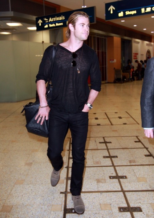 jasonlasers:  bizarre-sugar:  Chris Hemsworth arrives at Sydney International Airport in Sydney Australia on the 24th of July 2012.(July 23, 2012 - Source: Snapper/Bauergriffin)  YOUR FUCKING SHIRT YOU ASSHOLE  