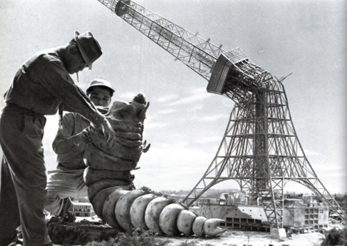 gasoline-station:  Giants among us, behind the scenes of classic Tokusatsu films Via Big Flying Robots more HERE 