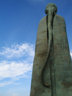 limegl0wstix:  horrorharbour:  astakaren:  solarpillar:  darkasagrave:  The Strange Lovecraftian Statuary of Puerto Vallarta http://www.wired.com/table_of_malcontents/2007/02/the_strange_lov/     Looks like someone has looked into the abyss.  I’ve