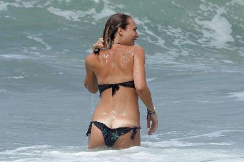 Ilary Blasi tradita dal costume durante un bagno al mare…e noi guardiamo, più che volentieri!