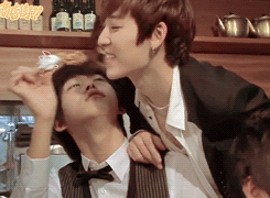 tickutacku:  Teasing a hungry Kevin ㅋㅋㅋ 