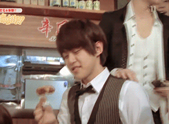 tickutacku:  Teasing a hungry Kevin ㅋㅋㅋ 