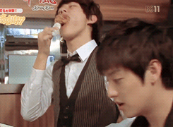 tickutacku:  Teasing a hungry Kevin ㅋㅋㅋ 
