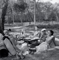 fmlmyurlwastaken:  1937 Lee Millers picnic at Mougins 