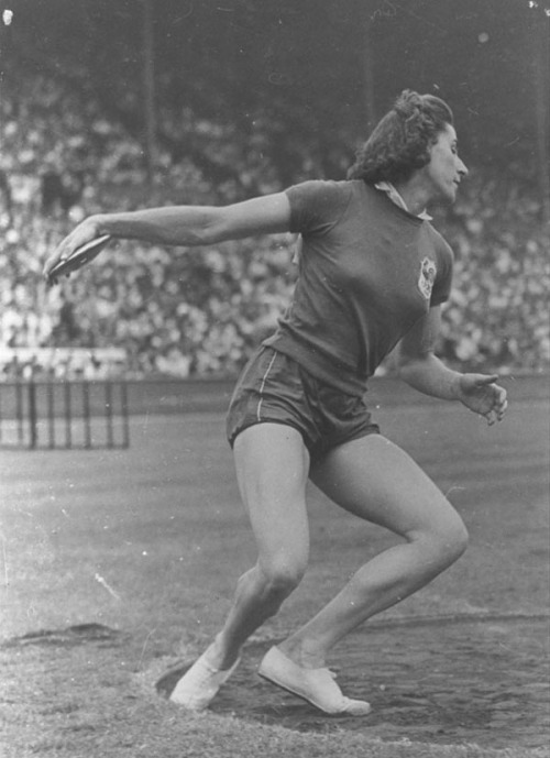 Micheline Ostermeyer, shown here at the 1948 Olympics, was a concert pianist, in addition to a gold medal-winning discus thrower.
Image via The ModCloth Blog - Sporty Style: 7 Inspiring Women Olympians from Decades Past