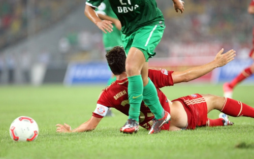 goalmezaddiction: Bayern München V.S. Beijing Guoan Mario Gomez was stripping again…:X